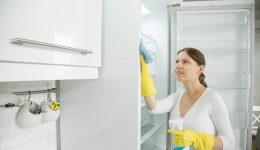 Buzdolabı Nasıl Temizlenir? Sarı Lekeleri Çıkarmanın Püf Noktaları