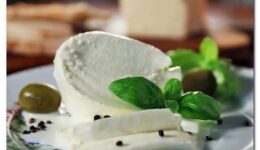 Mozzarella Peyniri Hangi Yemeklerde Kullanılır? Faydaları ve Zararları Nelerdir?